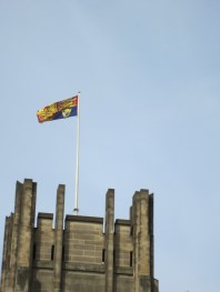 Royal Standard dikibarkan di Sheffield Cathedral